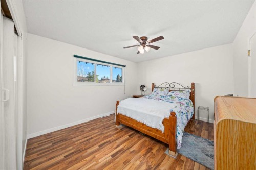 2219 40 Street Se, Calgary, AB - Indoor Photo Showing Bedroom