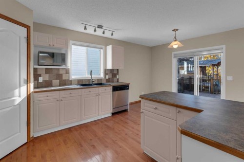 202 Citadel Circle Nw, Calgary, AB - Indoor Photo Showing Kitchen