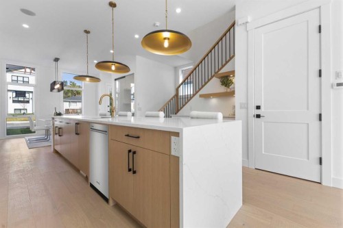 5007 21 Avenue Nw, Calgary, AB - Indoor Photo Showing Kitchen