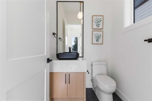 5007 21 Avenue Nw, Calgary, AB - Indoor Photo Showing Bathroom