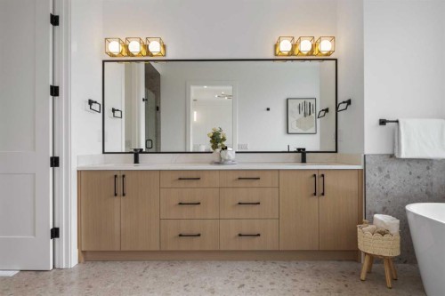 5007 21 Avenue Nw, Calgary, AB - Indoor Photo Showing Bathroom