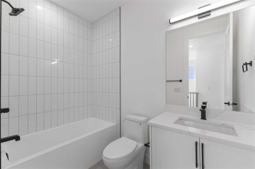 5007 21 Avenue Nw, Calgary, AB - Indoor Photo Showing Bathroom