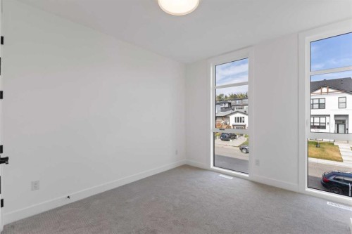 5007 21 Avenue Nw, Calgary, AB - Indoor Photo Showing Other Room