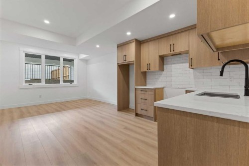 5007 21 Avenue Nw, Calgary, AB - Indoor Photo Showing Kitchen