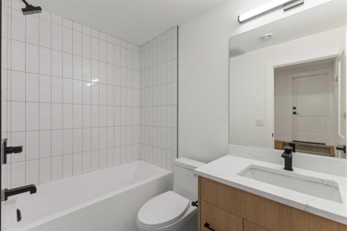 5007 21 Avenue Nw, Calgary, AB - Indoor Photo Showing Bathroom