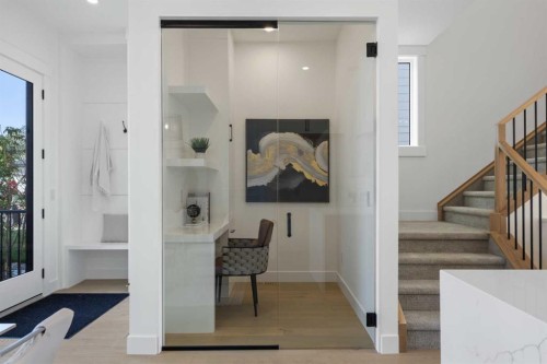 5007 21 Avenue Nw, Calgary, AB - Indoor Photo Showing Other Room