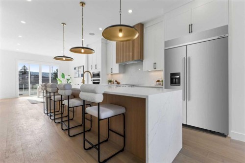 5007 21 Avenue Nw, Calgary, AB - Indoor Photo Showing Kitchen With Upgraded Kitchen