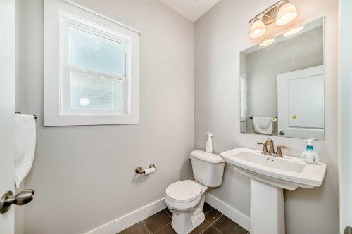 14 Evansfield Road Nw, Calgary, AB - Indoor Photo Showing Bathroom