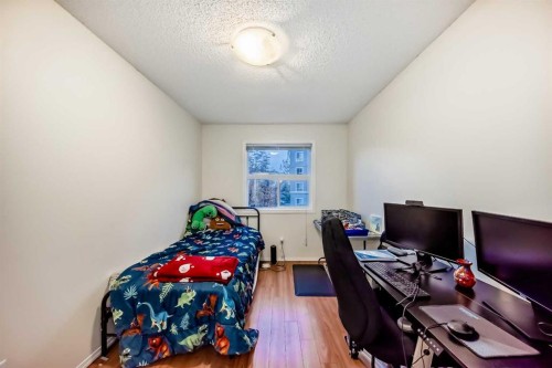 2212-700 Willowbrook Road Nw, Airdrie, AB - Indoor Photo Showing Office