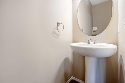 34 Kingsland Close, Airdrie, AB - Indoor Photo Showing Bathroom