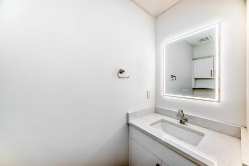 50 Hampstead Terrace Nw, Calgary, AB - Indoor Photo Showing Bathroom