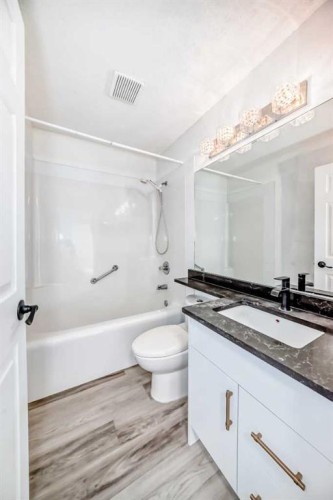 50 Hampstead Terrace Nw, Calgary, AB - Indoor Photo Showing Bathroom