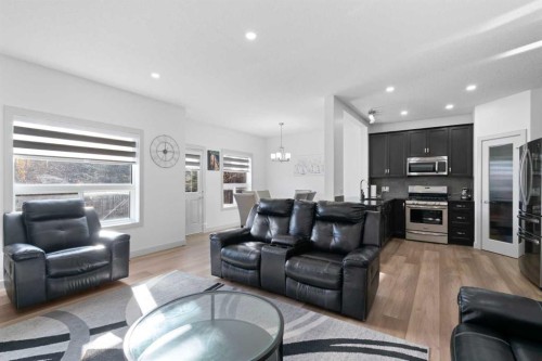 105 Everhollow Rise Sw, Calgary, AB - Indoor Photo Showing Living Room