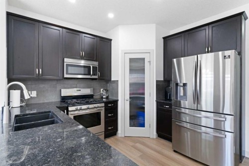 105 Everhollow Rise Sw, Calgary, AB - Indoor Photo Showing Kitchen With Double Sink With Upgraded Kitchen