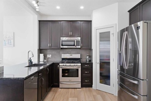 105 Everhollow Rise Sw, Calgary, AB - Indoor Photo Showing Kitchen With Upgraded Kitchen
