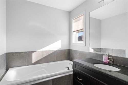 105 Everhollow Rise Sw, Calgary, AB - Indoor Photo Showing Bathroom