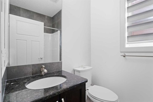 105 Everhollow Rise Sw, Calgary, AB - Indoor Photo Showing Bathroom