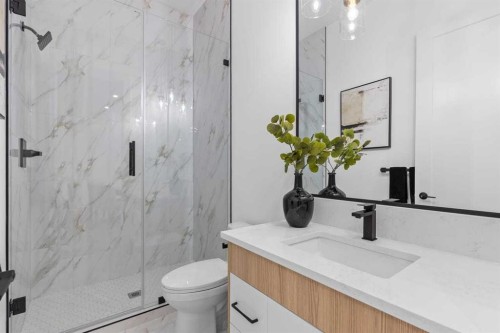 407 Patterson Boulevard Sw, Calgary, AB - Indoor Photo Showing Bathroom