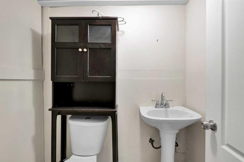 10831 5 Street Sw, Calgary, AB - Indoor Photo Showing Bathroom