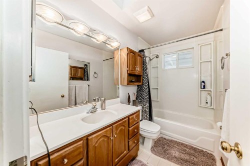 627 Seymour Avenue Sw, Calgary, AB - Indoor Photo Showing Bathroom