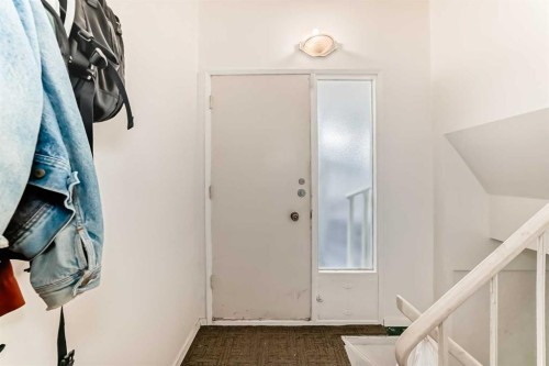 627 Seymour Avenue Sw, Calgary, AB - Indoor Photo Showing Other Room