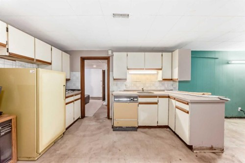 627 Seymour Avenue Sw, Calgary, AB - Indoor Photo Showing Kitchen