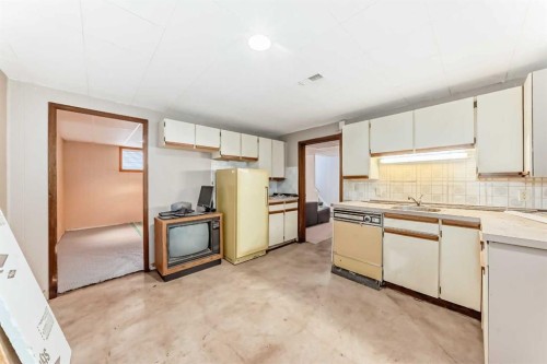 627 Seymour Avenue Sw, Calgary, AB - Indoor Photo Showing Kitchen