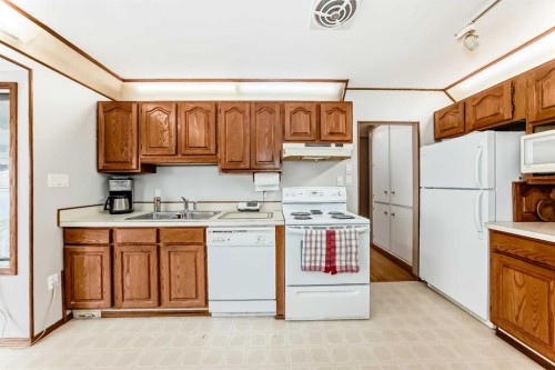 627 Seymour Avenue Sw, Calgary, AB - Indoor Photo Showing Kitchen With Double Sink