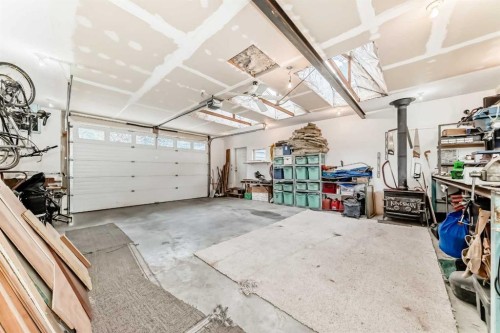 627 Seymour Avenue Sw, Calgary, AB - Indoor Photo Showing Garage