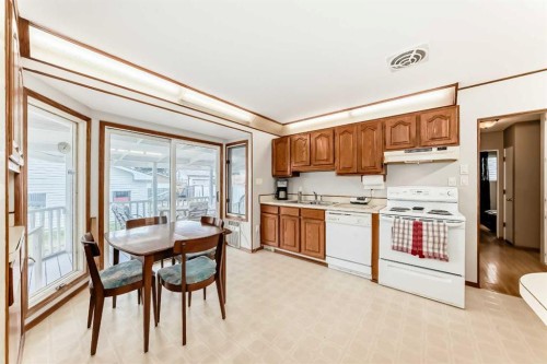 627 Seymour Avenue Sw, Calgary, AB - Indoor Photo Showing Kitchen