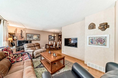 627 Seymour Avenue Sw, Calgary, AB - Indoor Photo Showing Living Room