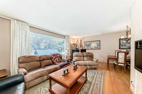 627 Seymour Avenue Sw, Calgary, AB - Indoor Photo Showing Living Room