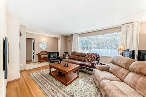 627 Seymour Avenue Sw, Calgary, AB - Indoor Photo Showing Living Room