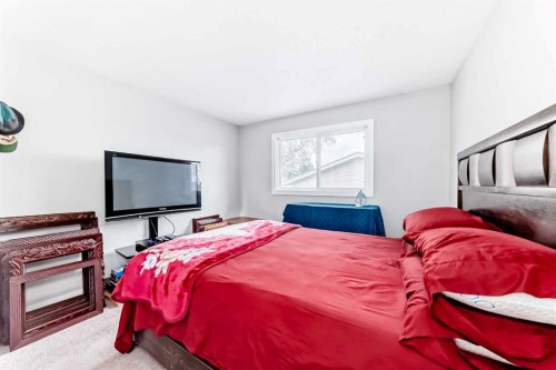 363 Templeside Circle Ne, Calgary, AB - Indoor Photo Showing Bedroom