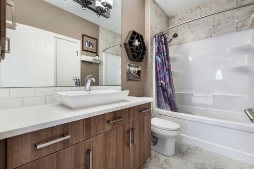 96 Beny-Sur-Mer Road Sw, Calgary, AB - Indoor Photo Showing Bathroom