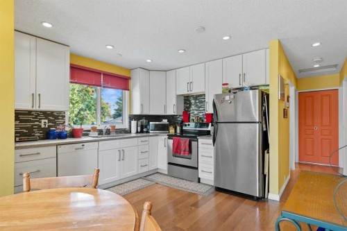 124 Lynnbrook Road Se, Calgary, AB - Indoor Photo Showing Kitchen