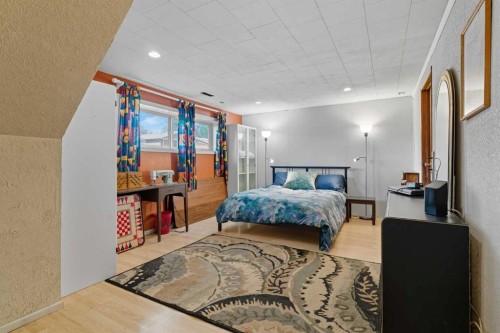 124 Lynnbrook Road Se, Calgary, AB - Indoor Photo Showing Bedroom