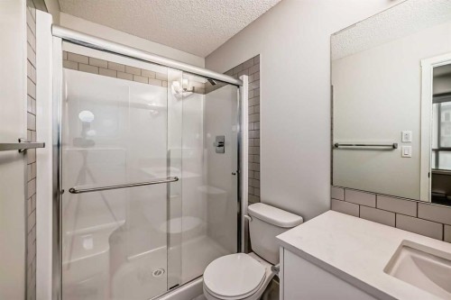 2206-33 Carringham Gate Nw, Calgary, AB - Indoor Photo Showing Bathroom