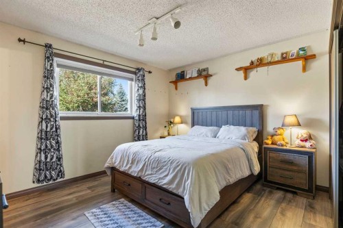 1018 10 Avenue Se, High River, AB - Indoor Photo Showing Bedroom