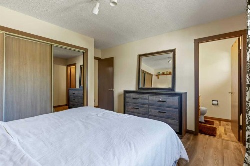 1018 10 Avenue Se, High River, AB - Indoor Photo Showing Bedroom