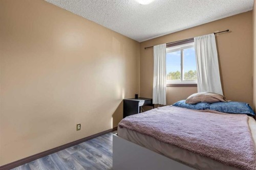 1018 10 Avenue Se, High River, AB - Indoor Photo Showing Bedroom