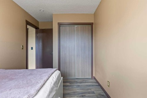 1018 10 Avenue Se, High River, AB - Indoor Photo Showing Bedroom