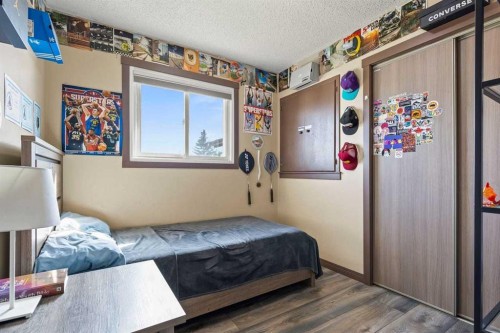 1018 10 Avenue Se, High River, AB - Indoor Photo Showing Bedroom