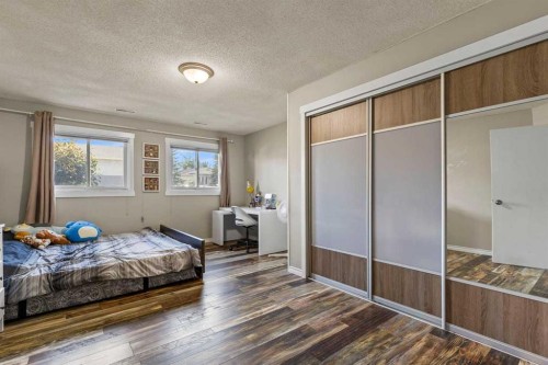 1018 10 Avenue Se, High River, AB - Indoor Photo Showing Bedroom