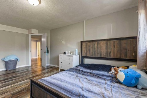 1018 10 Avenue Se, High River, AB - Indoor Photo Showing Bedroom