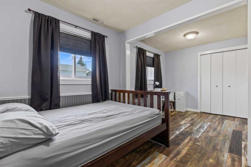 1018 10 Avenue Se, High River, AB - Indoor Photo Showing Bedroom
