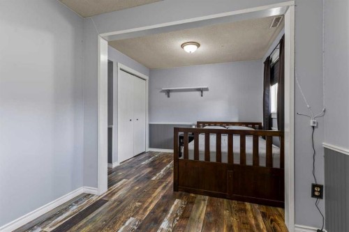 1018 10 Avenue Se, High River, AB - Indoor Photo Showing Bedroom
