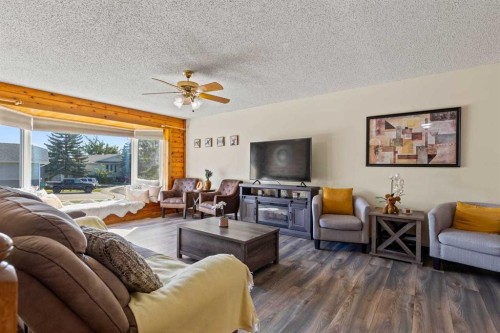 1018 10 Avenue Se, High River, AB - Indoor Photo Showing Living Room