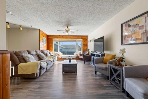 1018 10 Avenue Se, High River, AB - Indoor Photo Showing Living Room