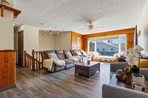 1018 10 Avenue Se, High River, AB - Indoor Photo Showing Living Room